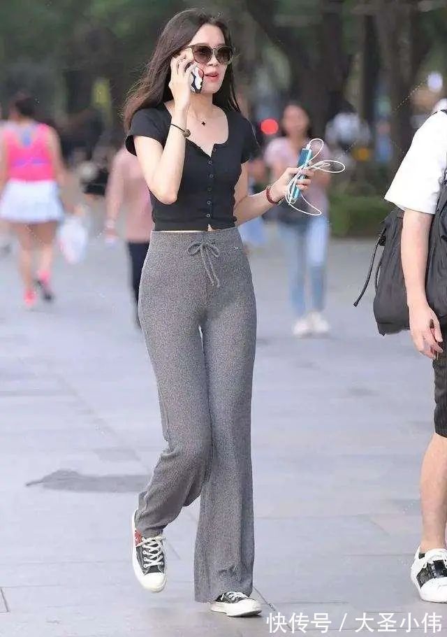 阔腿裤|美女街拍:牛仔裤要搭配一双浅色的鞋子,简约中透着个性感,清凉时尚