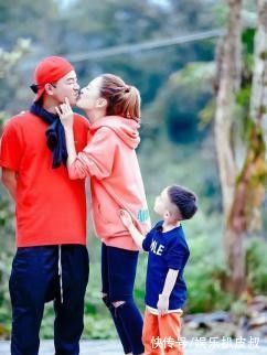 昔日港星风光不在，山鸡哥回归带领众小弟开大排档谋生