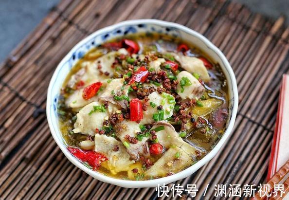 酸菜鱼极简版做法,去掉鱼皮才不腥,腌15分钟更滑嫩