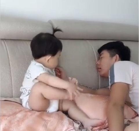 小宝宝|萌娃抬脚让哥哥闻闻,哥哥假装被熏晕,孩子随后的反响萌翻