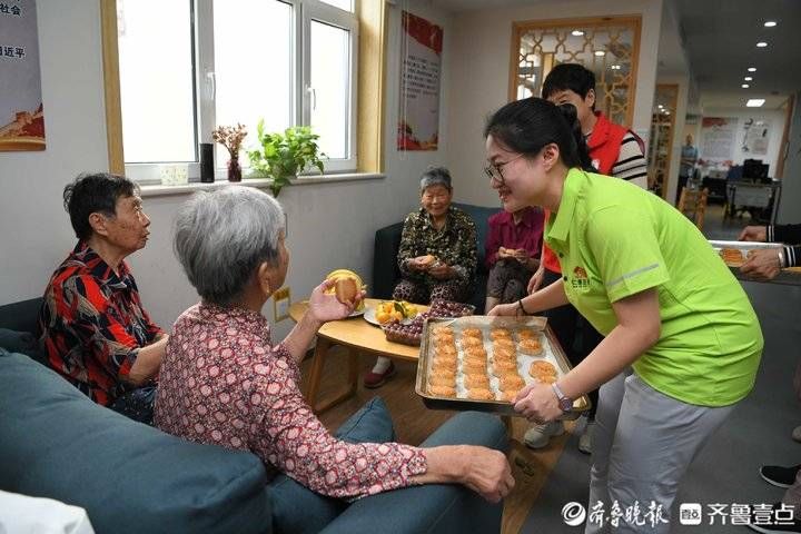 祝福@全国道德模范和志愿者为社区特需家庭送中秋祝福