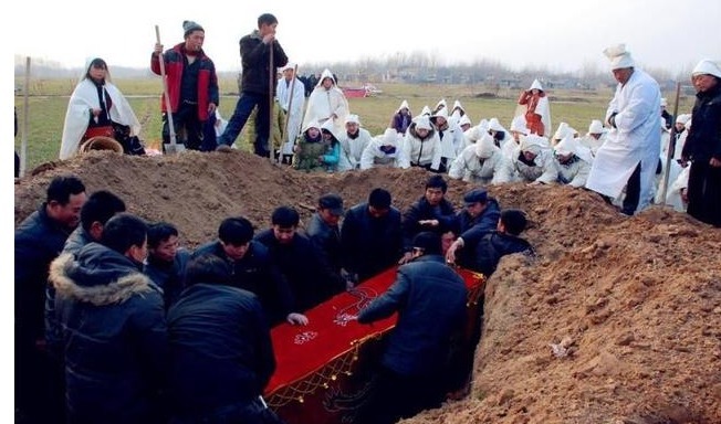 会由长子|农村出殡时,家中长子手持瓦盆摔碎,为啥要和瓦盆过不去