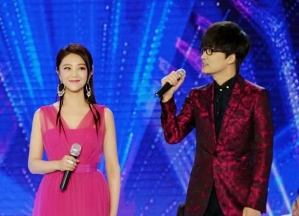 玖月奇迹离婚再添证据,演出现场男方却换人,王小玮摘婚戒