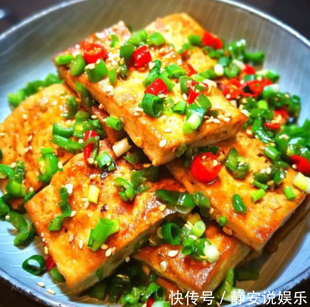 煎豆腐时不要直接下锅,学会这一招,豆腐金黄酥脆还不粘锅!