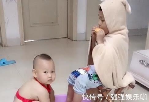 哥哥|“红肚兜宝宝”伺候哥哥洗脚走红,这大概是全网混得最差的二胎了