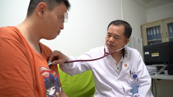 田光巍|男子胸怀“钢铁心”变身“背包客”登顶黄山,协和医院为终末期心衰患者植入“人工心脏”