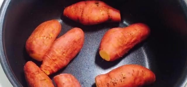 烤红薯原来这么简单，不加一滴水，丢进电饭锅，流着糖汁香又甜！