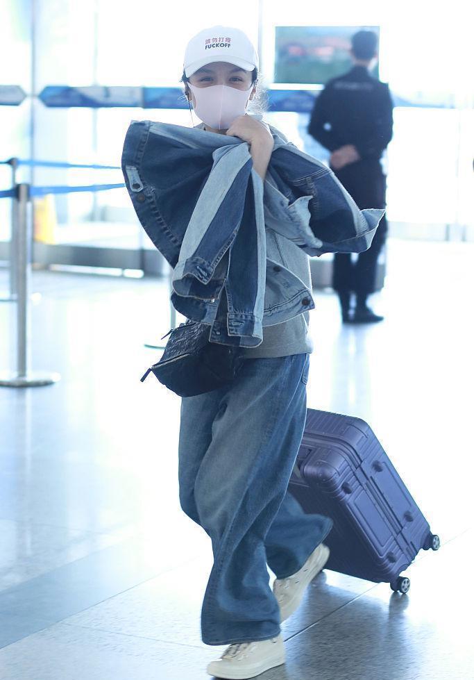 卫衣 26岁春夏低调走机场,卫衣搭配直筒裤简约又休闲,这帽子太有个性