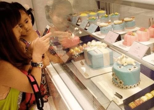 学生|家长买“蛋糕边角料”给孩子吃，引众人吐槽，节俭的父母养自卑娃