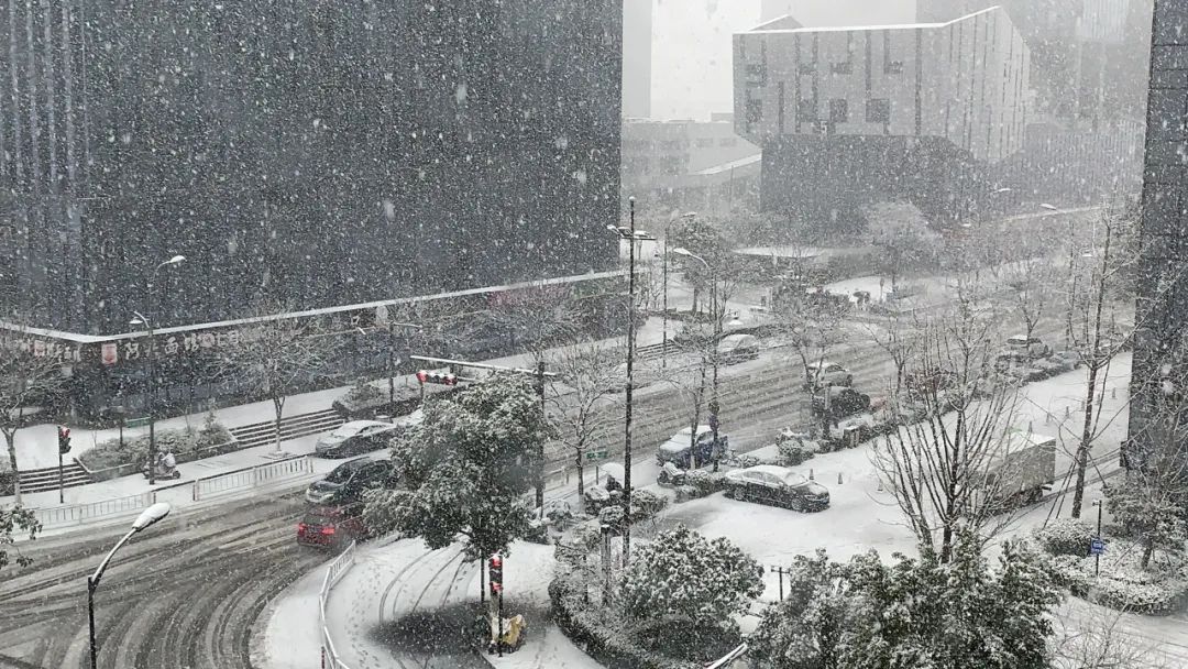 安徽|今天被南方的鹅毛大雪刷屏！“断桥残雪”美呆 有人在雪里实现“冰墩墩”自由