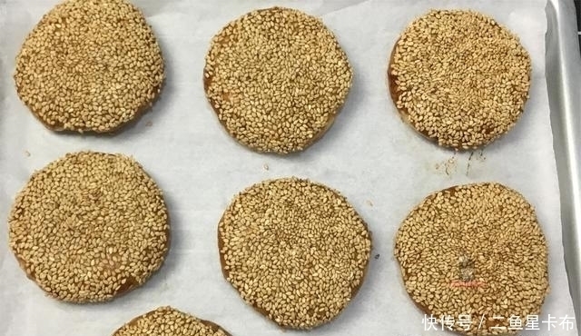 想吃麻酱烧饼吗老阿姨教你自己在家做，酥脆香甜，个个鼓大包