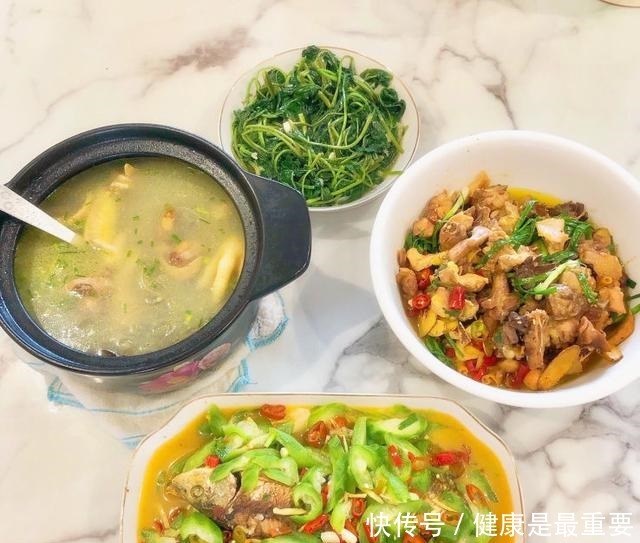 产后第40天,婆婆这样做月子餐,把儿媳妇养得白白胖胖