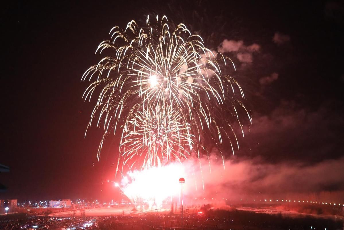 夜经济|新疆博湖：璀璨烟花迎冬奥 “点亮”城市夜经济