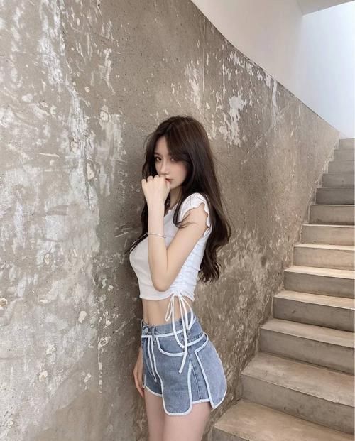  皮裙|白色抹胸搭配黑色小皮裙，把好身材展示出来，非常独特有气质