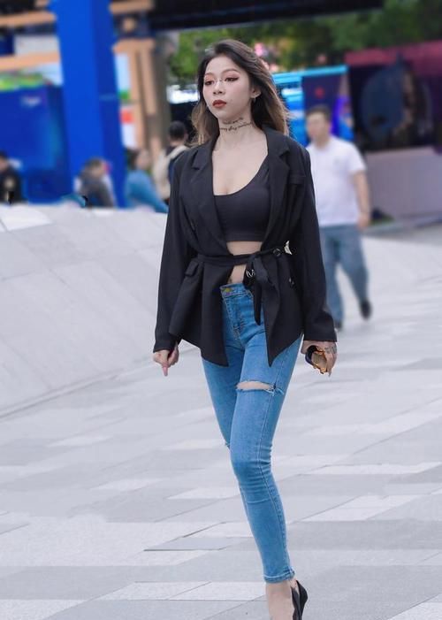街头美女的另类造型，拿“图钉”当配饰，故意“剪破”牛仔裤