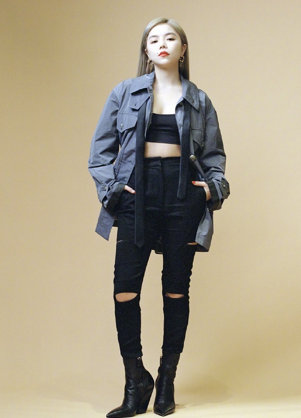 女明星安崎真会穿!一身牛仔套装搭配短发个性洋气,简洁又利落