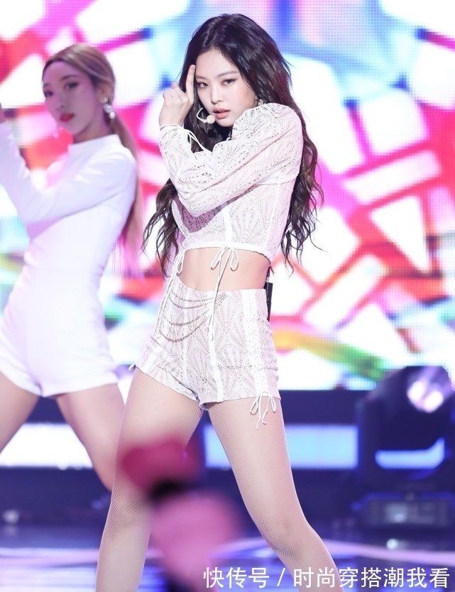 Jennie|穿衬衫配百褶裙的Jennie,甜美又漂亮,“漫画腰”太美了