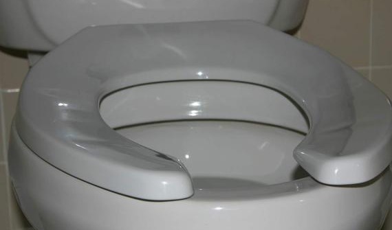 分解力|美国女厕所马桶前方有个“缺口”，国内却没有，是中外有别吗