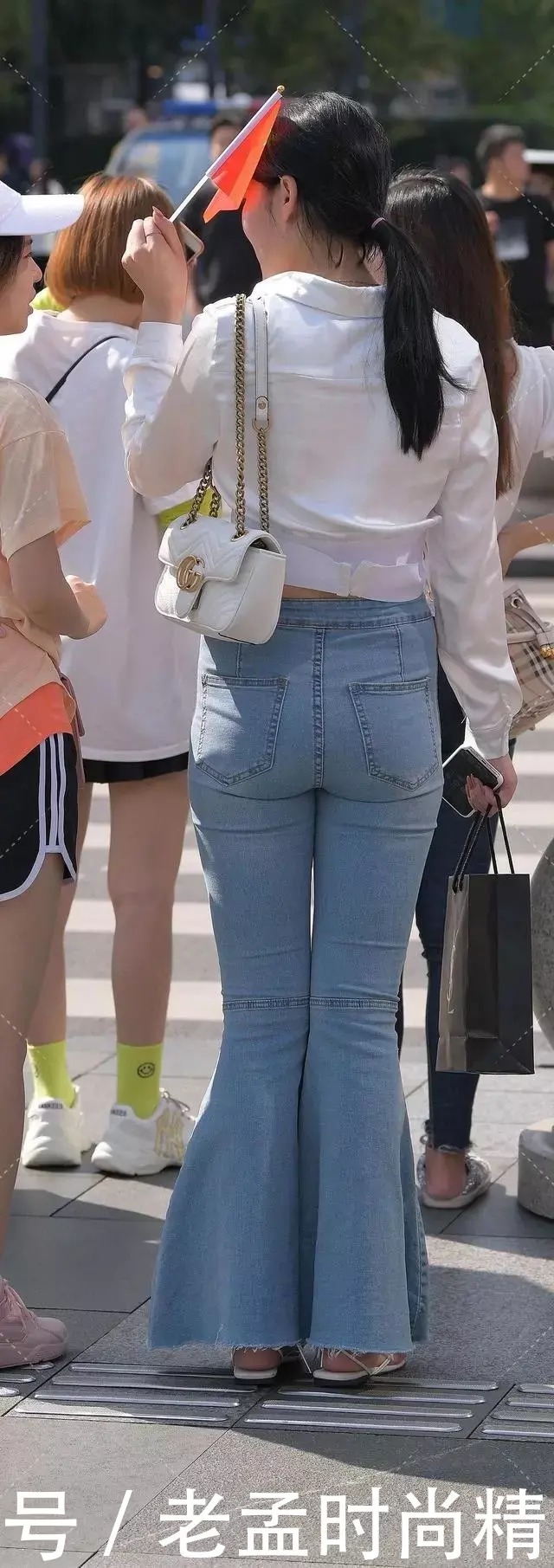 街拍时尚: 高腰紧身牛仔裤, 微胖妹子清纯十足, 优雅万分