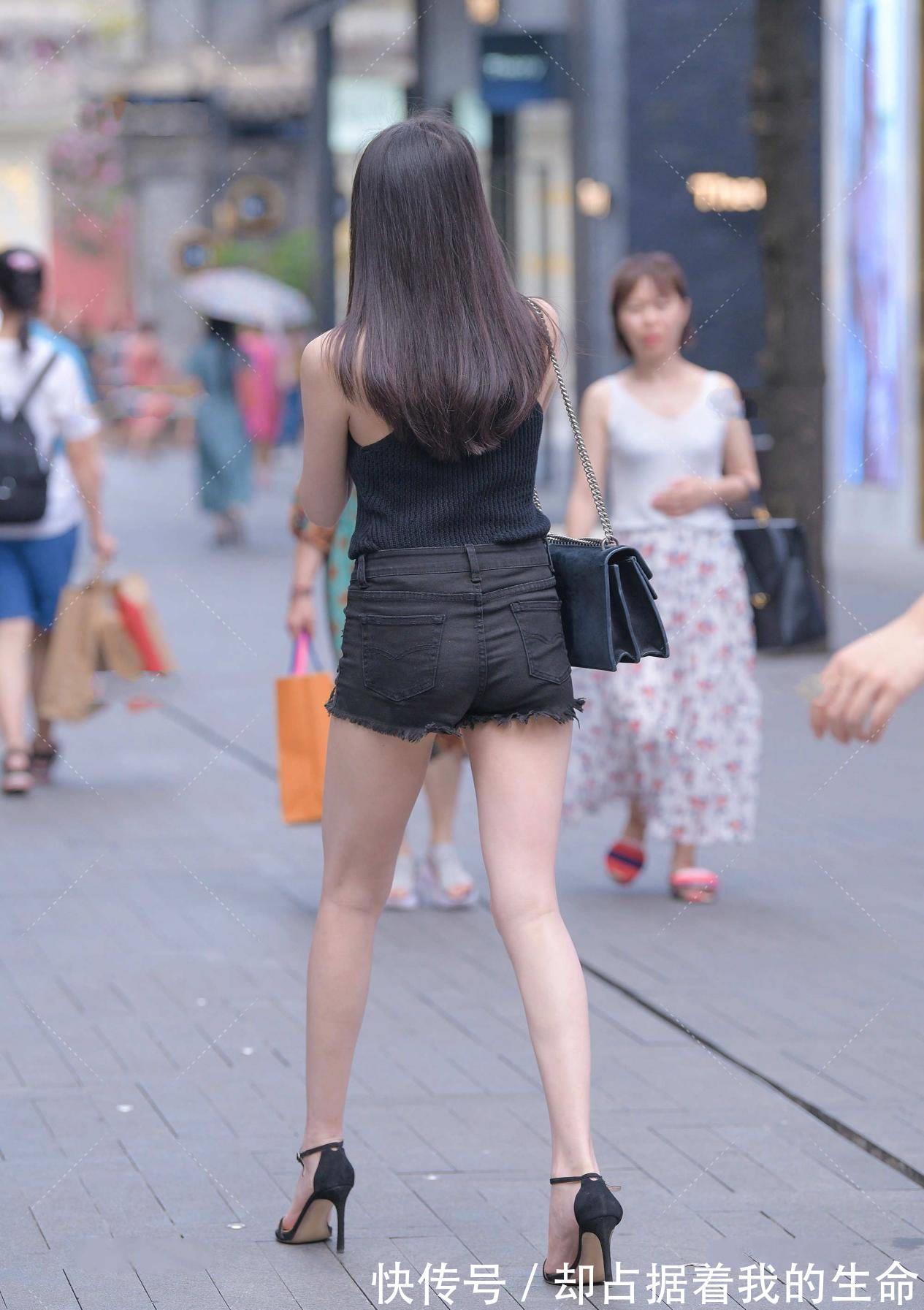 背心|短款背心如何搭配,更显时髦洋气?小编分享给你不易出错的搭配