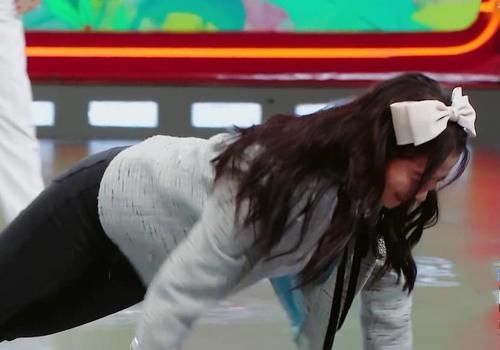 表情|關曉彤穿緊腿褲趴地上玩游戲,誰注意身后男嘉賓的表情?眼都看直了