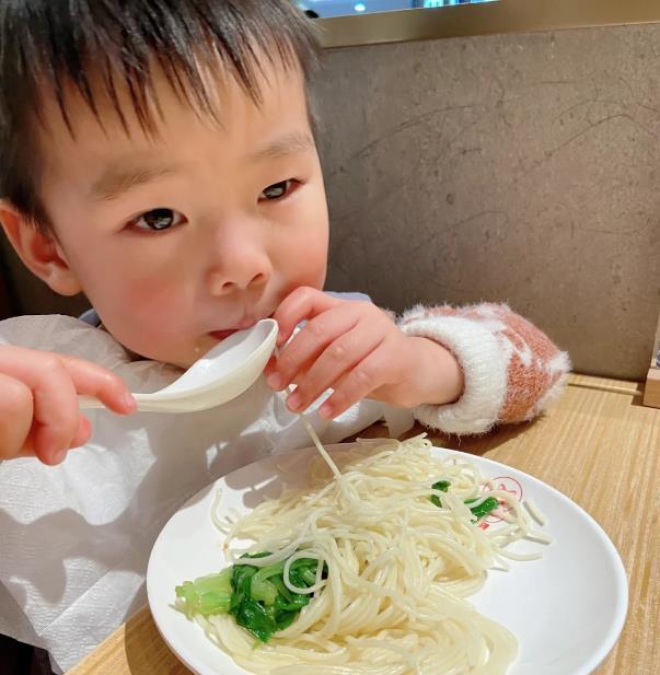 食物|爱积食的娃是因面条吃多了？医生：给娃消积食，4种食物或要少吃