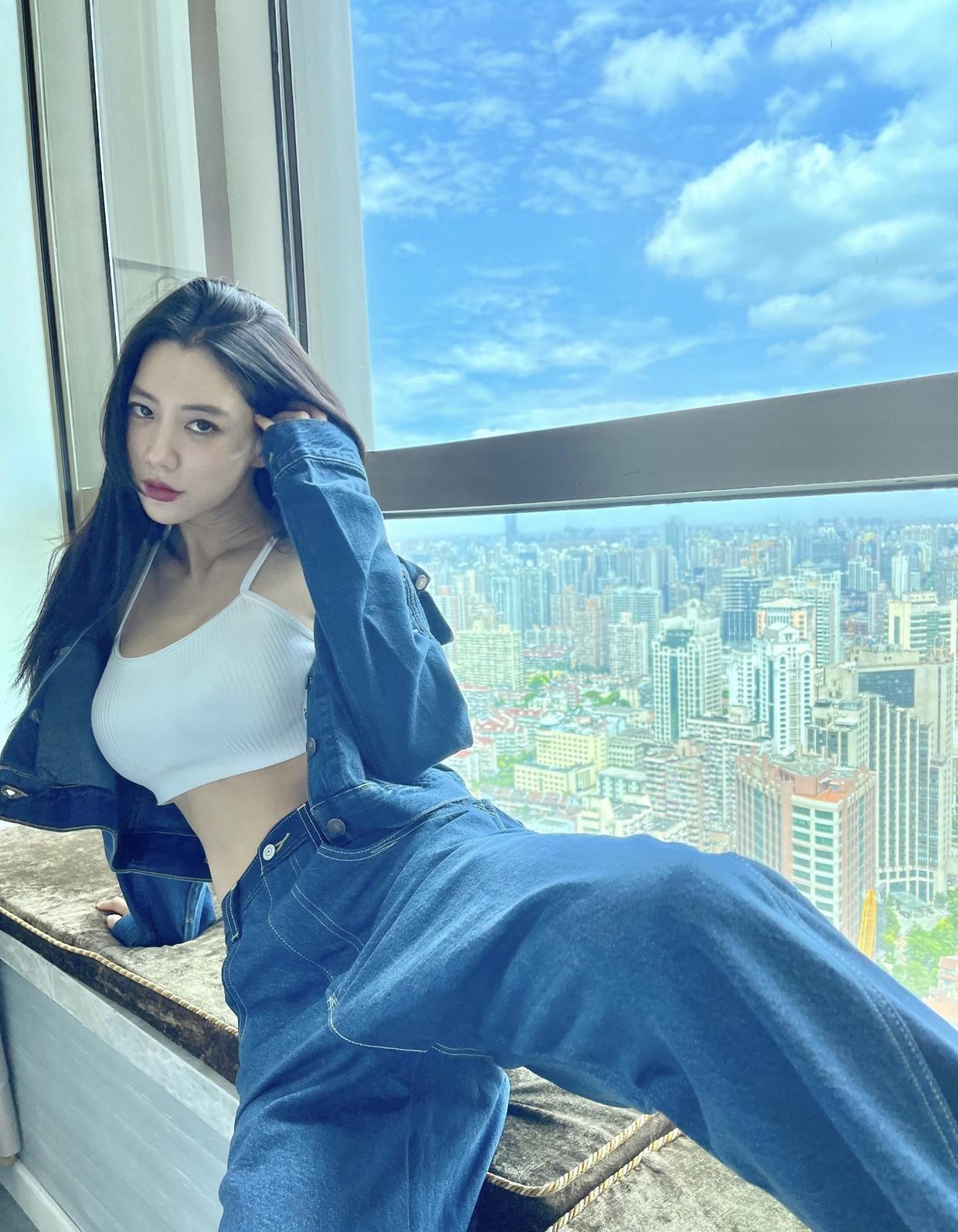 长腿|克拉拉不愧是“亚洲第一美女”,穿拼接风衣出镜,一双长腿太吸睛