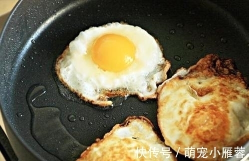 煎荷包蛋，凉油下锅好还是热油？很多人搞错，难怪蛋不好吃还粘锅