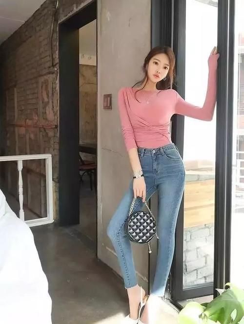 小姐姐|美女穿紧身牛仔裤,尽显凹凸有致好身材,美丽大方迷人