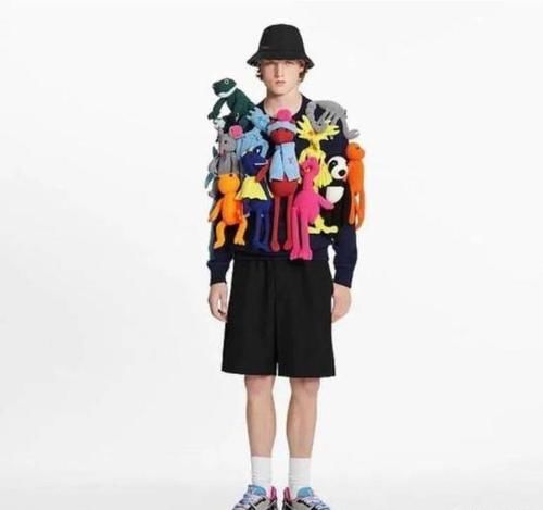 LV又出奇葩新品：挂了14个娃娃的毛衣卖五万