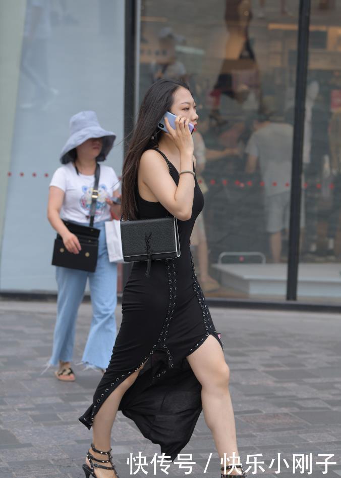 裙装|非常迷人的气质美女,身材很不错,穿着漂亮的衣服去逛街很有自信
