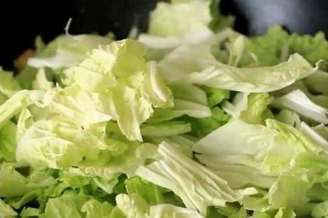 白菜炖粉条怎样做才好吃?饭店大厨分享技巧,白菜软烂粉条爽滑