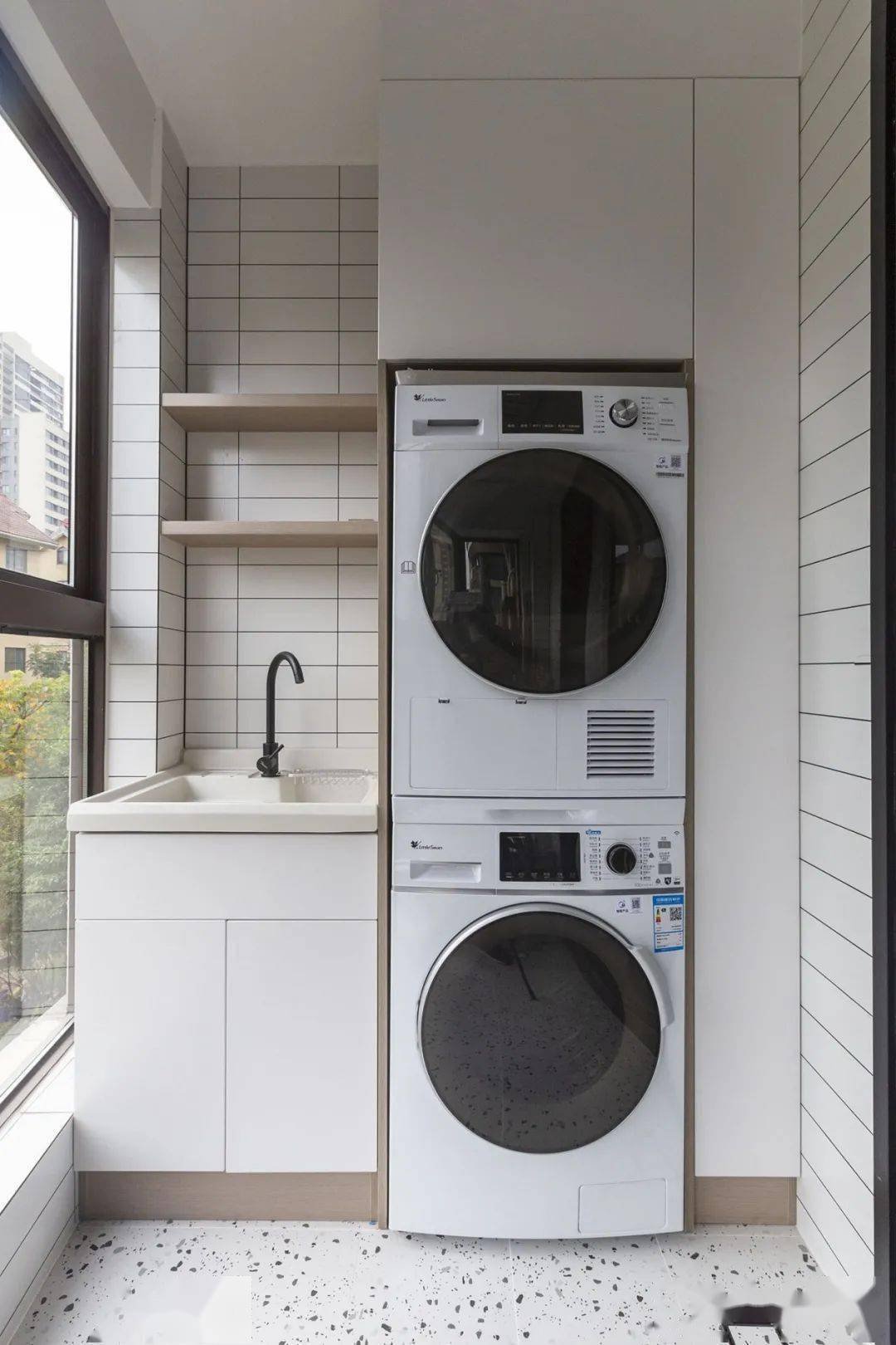 玄关|小夫妻的优雅两居，U型衣帽间真大气，圆形家居内敛又舒适，超美