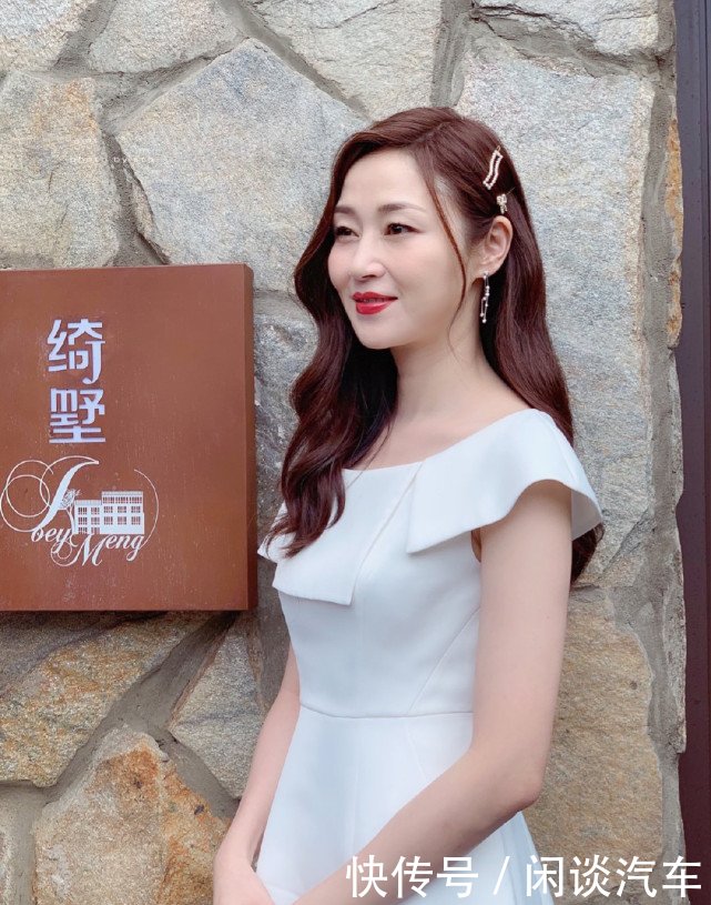 49岁万绮雯近照曝光,长腿迷人依然是当年的"马小玲"_【快资讯】