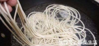 面条|你煮面条都是等到水开才下锅？那你煮面肯定难吃，正确方法在这呢