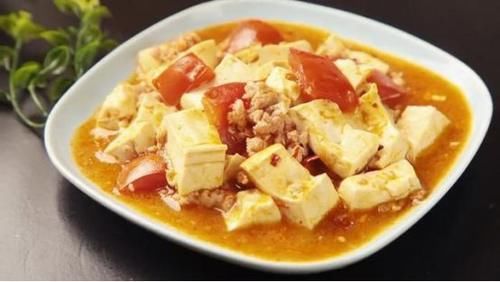  美食优选：腊肉炒花菜，红烧鸡翅，剁椒木耳炒鸡肉，西红柿肉酱烩豆腐