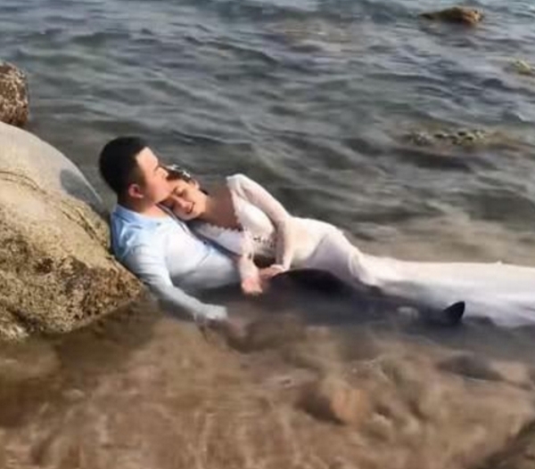 美人鱼|夫妻躺在海水里拍照,妻子好似一条美人鱼,看到照片后妻子懵了