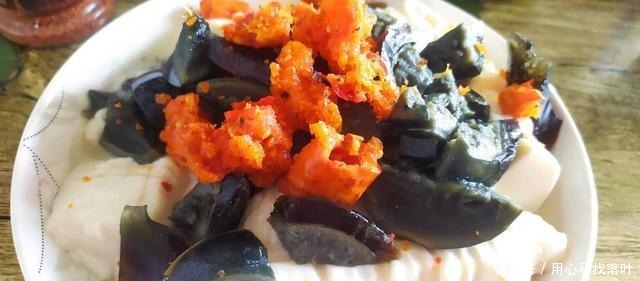 皮蛋拌豆腐,酸甜辣爽,特别好吃的一个凉菜