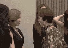 |搞笑GIF：美女们每天起床后要施易容术！太强大了！