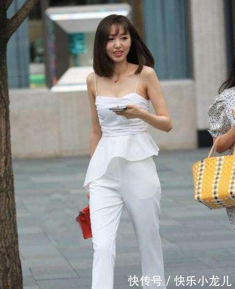 百褶裤 白色裹胸上衣搭配白色紧身打底裤,简单大方,展现气质感