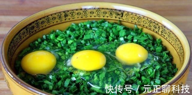 韭菜别炒着吃，加3个鸡蛋，教你1个新吃法，比吃肉还解馋