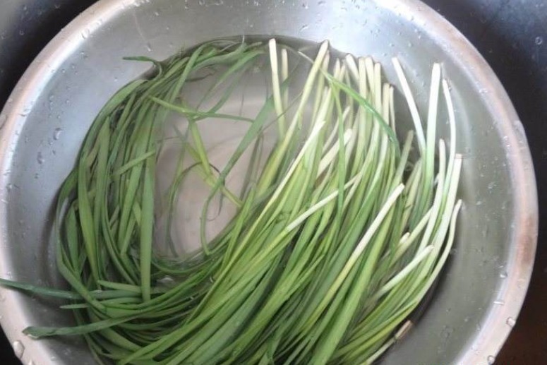 冲洗|洗韭菜,只用水冲等于没洗!教你1招,洗去农残,鲜嫩美味又干净