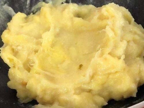  蛋挞皮对折，两面都酥脆，一口超香甜