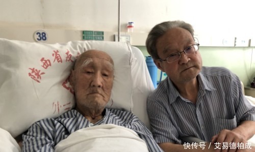 人堆|抗日老兵被日本人捅一刀，在死人堆里躲过一难，如今活到100岁