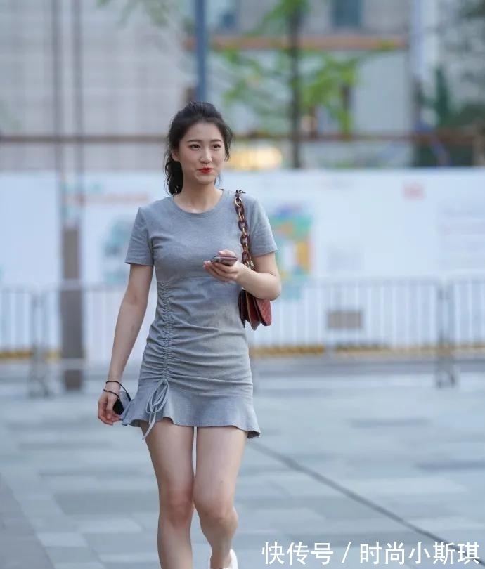 连衣裙 怎样打造简约又青春的造型？小白鞋加连衣裙，清爽随性又时髦
