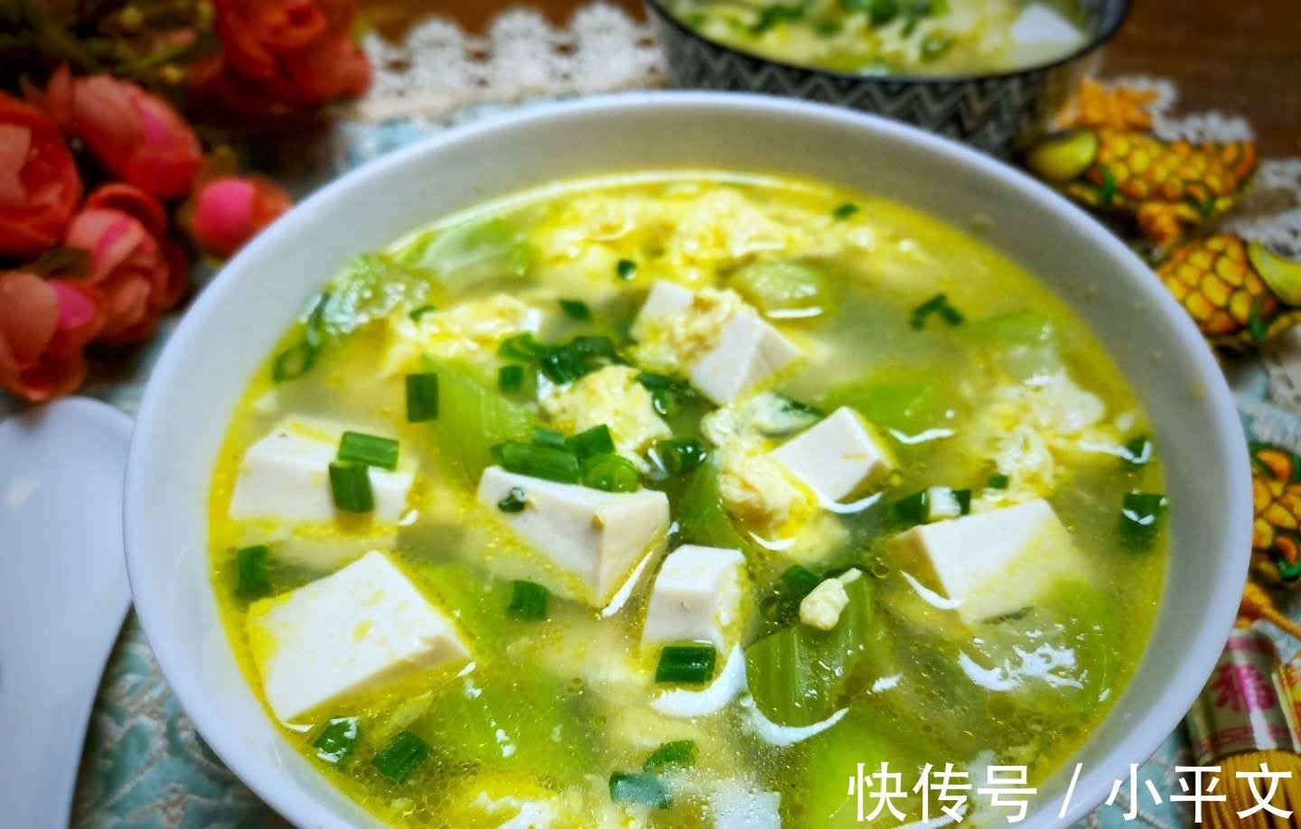 肌肤|夏天多喝此汤，美白肌肤去斑点，每天坚持来一碗，40岁也很美！