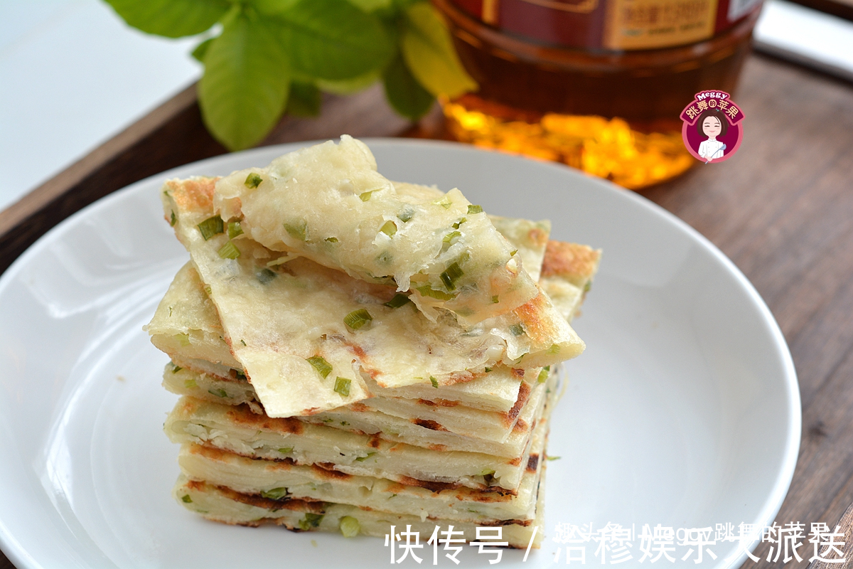 别争了!外酥里嫩的葱花饼,凉水还是热水揉面跟我学,全会了