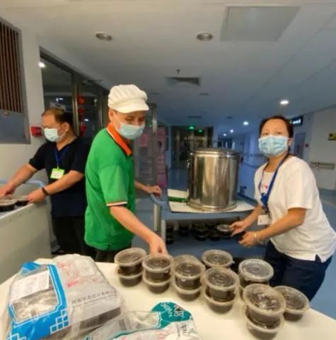 暖心|暖心！这家医院为医护煲鸡汤、熬防疫凉茶、挂中药香囊……