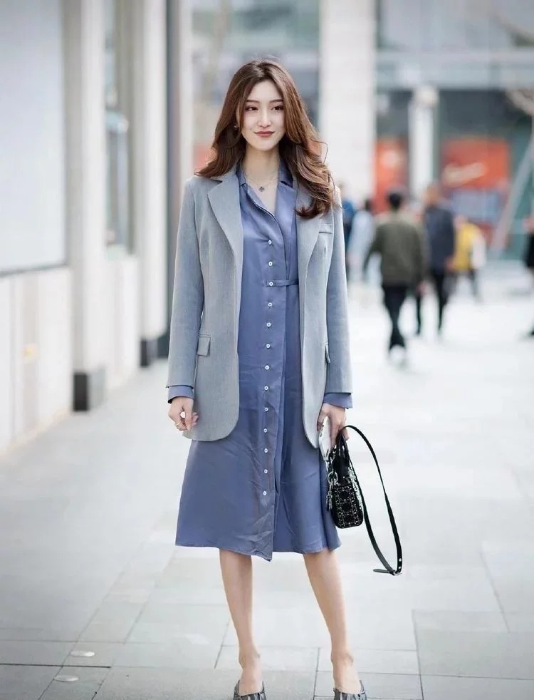 街拍:小姐姐身穿黑色的吊带背心,显得精致又时尚,凸显高雅的气质