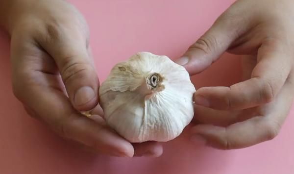 打火机|大蒜用打火机烤一下,没想到还有这个妙用,学到就是赚到